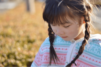 うつむいている女の子