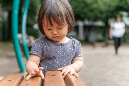 ベンチに手をのばす女の子