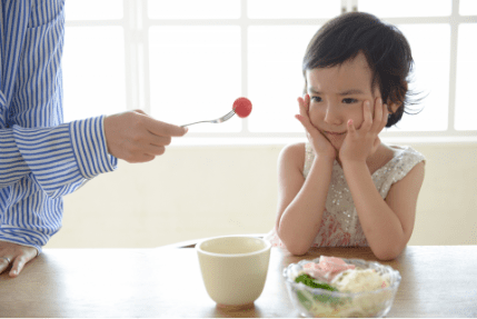 トマトを見つめる女の子